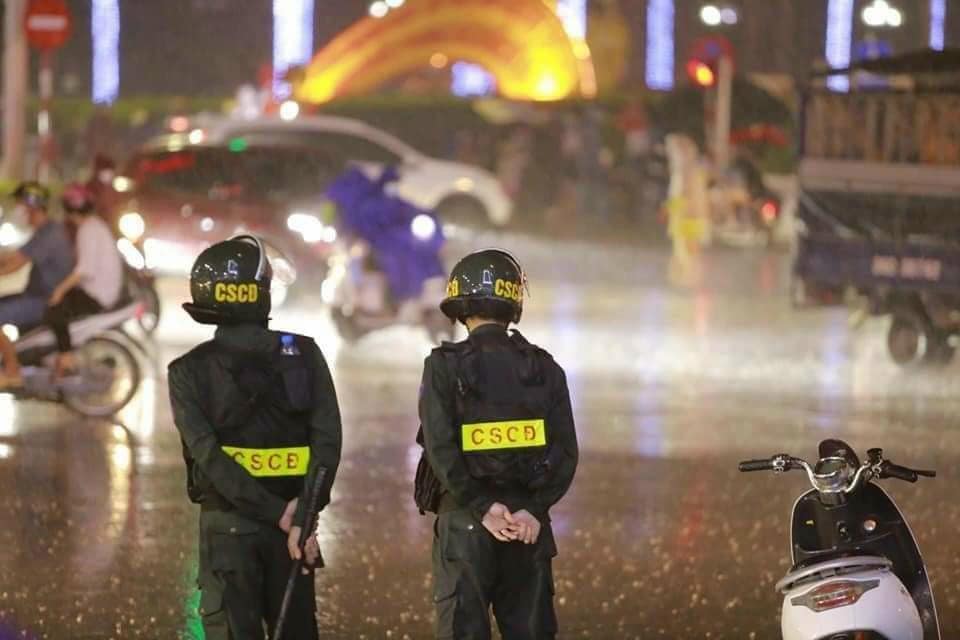 Chùm ảnh Công an TP. Thanh Hóa dầm mưa đảm bảo an toàn trong đêm “đi bão” của các CĐV bóng đá